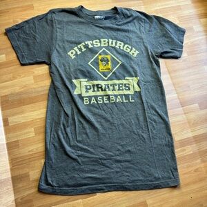 Pittsburgh pirates Tshirt size small black and gold short sleeve unisex